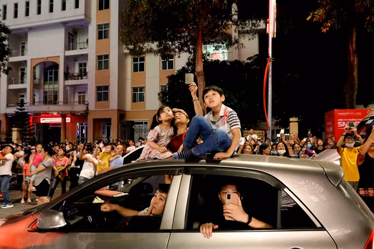 Người dân thích thú với màn bắn pháo hoa nghệ thuật kéo dài gần 15 phút.