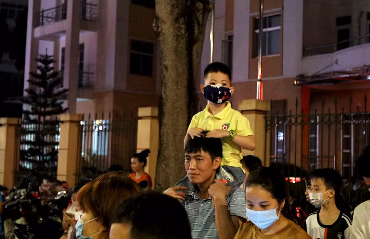 Nhiều em nhỏ được cha mẹ kiệu trên vai để chiêm ngưỡng màn pháo hoa tầm cao.