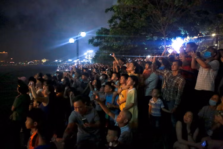 Rất đông người dân có mặt từ sớm để chờ đón xem màn pháo hoa tầm cao tại Hồ Công viên Văn Lang, thành phố Việt Trì.