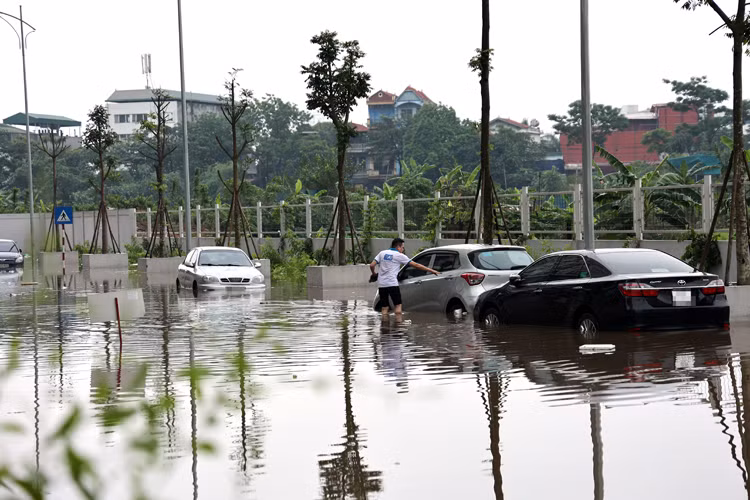 Theo người dân sinh sống tại đây cho biết, do hành lang phía sau tòa nhà khá thấp, nên trận mưa lớn vào đêm qua và sáng nay đã khiến nước không kịp thoát ra ngoài, gây ngập nặng.