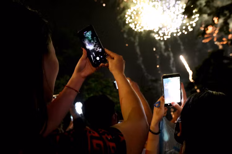 Rất đông người dùng điện thoại di động ghi lại nhưng hình ảnh đáng nhớ này.