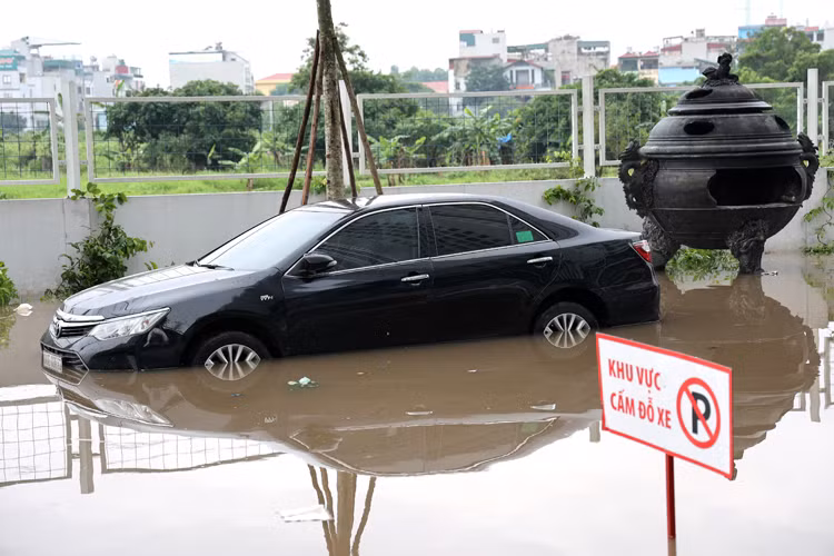 Mặc dù Ban quản lý đã cắm biển cấm đỗ xe, nhưng nhiều lái xe vẫn cố tình đỗ xe tại đây.