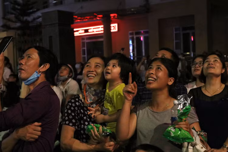 Pháo hoa rực sáng trong đêm Phú Thọ để mừng ngày giỗ Tổ ảnh 11