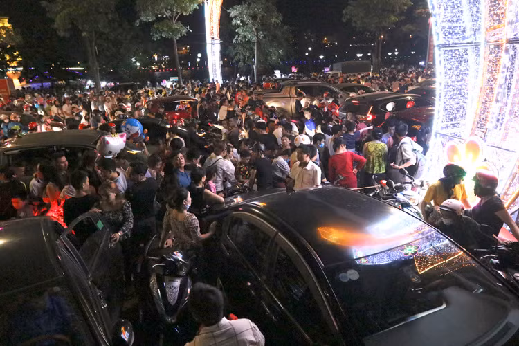 Sau màn pháo hoa, người dân chật vật ra về vì đường đông, tuy nhiên ai nấy đều cảm thấy thích thú.