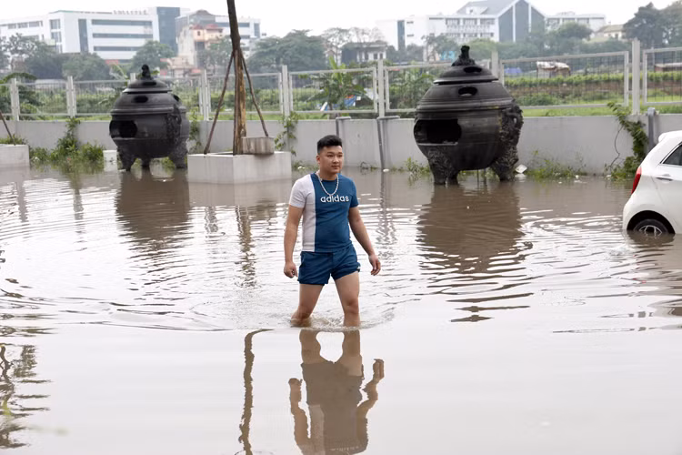 Đến 13 giờ, nước vẫn còn ngập khá sâu.