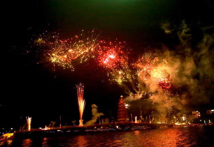 21 giờ 30 phút, những loạt pháo hoa rực rỡ được bắn lên trời, đông đảo người dân và du khách reo hò, thích thú.