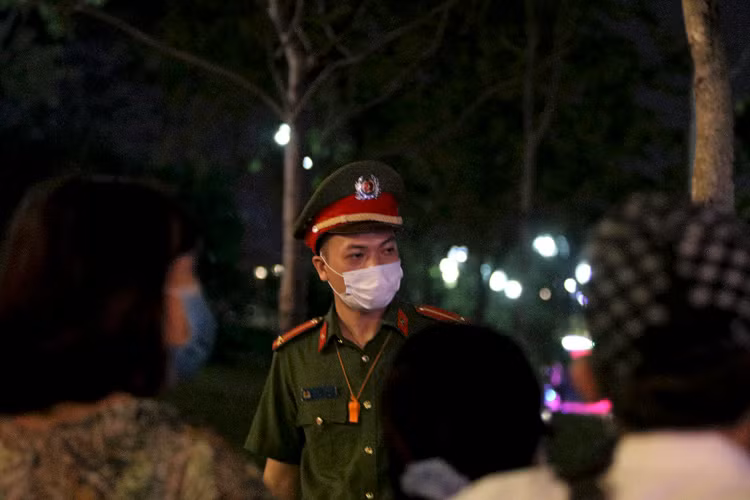 Lực lượng an ninh liên tục phải nhắc nhở người dân giữ trật tự.