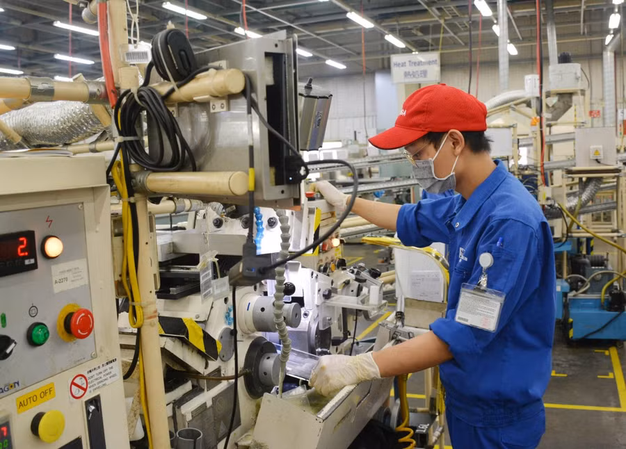 Công nhân làm việc trong ngày đầu thực hiện nới lỏng giãn cách xã hội tại Khu Công nghiệp Linh Trung 1 (TP Hồ Chí Minh). Ảnh: Hồng Pha/TTXVN phát.