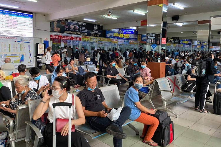 Bên trong Bến xe miền Đông (cũ) cũng có đông người dân ngồi chờ đến giờ lên xe.