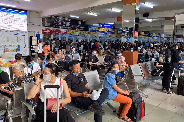 Bên trong Bến xe miền Đông (cũ) cũng có đông người dân ngồi chờ đến giờ lên xe.