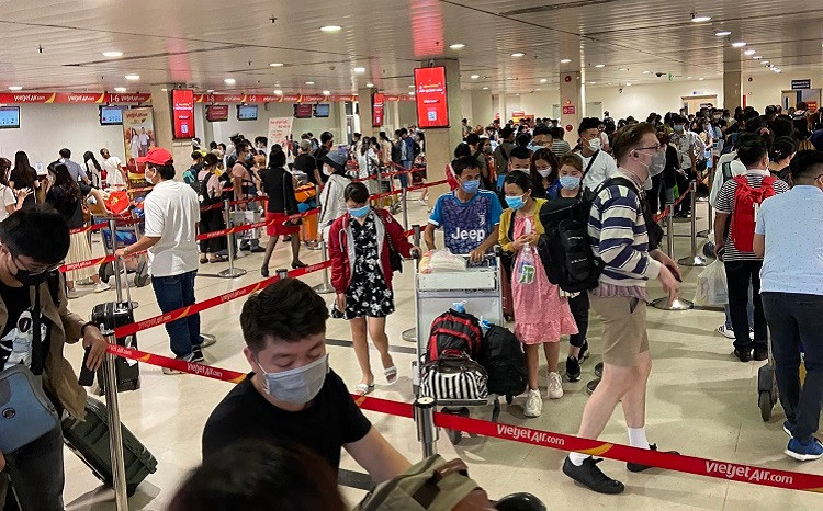 Người dân rồng rắn nối đuôi nhau chờ kiểm tra an ninh để lên máy bay.
