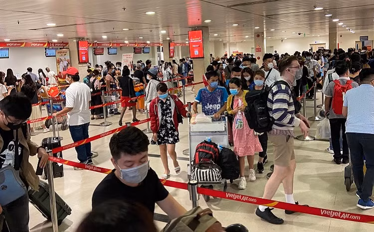 Người dân rồng rắn nối đuôi nhau chờ kiểm tra an ninh để lên máy bay.