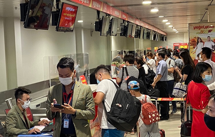 Trong khi đó, bên trong nhà ga quốc nội sân bay Tân Sơn Nhất rất đông hành khách xếp hàng dài tại các khu vực làm thủ tục và khu vực soi chiếu an ninh.