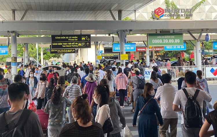 Gần đây, sân bay Tân Sơn Nhất thường xuyên rơi vào cảnh quá tải vì nhu cầu đi lại của người dân tăng cao.