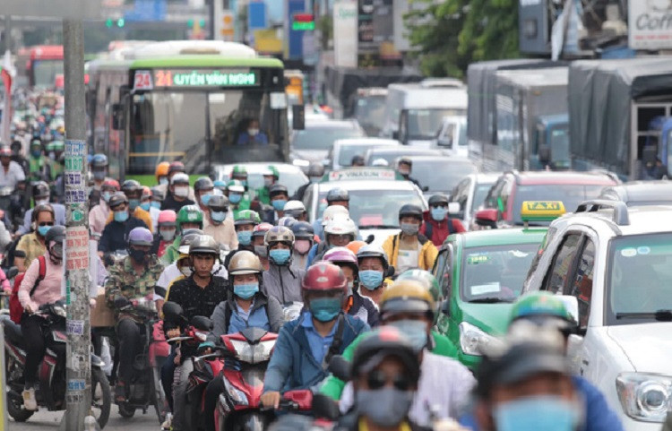 Tuyến đường Xô Việt Nghệ Tĩnh (quận Bình Thạnh) đông nghịt, người dân di chuyển khá khó khăn vì đây là tuyến đường chính đi ra Bến xe miền Đông (cũ).