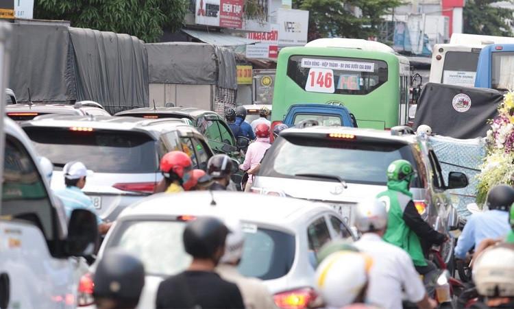 Người dân ùn ùn ra Bến xe Miền Đông về quê nghỉ lễ và đi du lịch nên tuyến đường này bị ùn tắc sớm hơn so với ngày thường.
