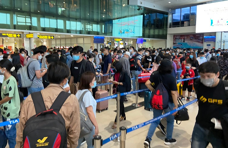 Theo Cảng hàng không quốc tế Tân Sơn Nhất, trong ngày 29/4, tần suất khai thác chuyến bay xuất phát từ Tân Sơn Nhất đạt 361 chuyến với khoảng 63.000 khách. Ngoài thời điểm sáng sớm (khoảng 5 đến 8 giờ sáng), từ trưa đến tối 29/4, lượng khách đi lại tại sân bay khá đông.