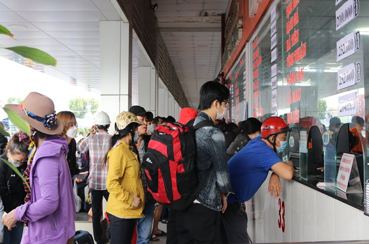 Càng về chiều, lượng hành khách xếp hàng mua vé càng đông.