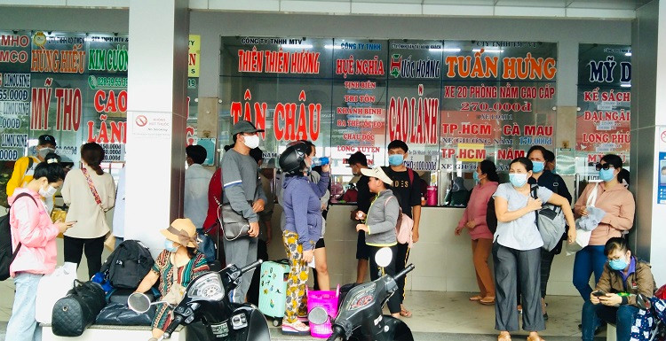 Bến xe miền Tây cũng có đông người dân chờ mua vé xe về quê trong chiều 29/4.