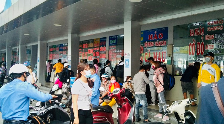 Người dân đến các Bến xe tại TP Hồ Chí Minh đều tuân thủ việc đeo khẩu trang để phòng dịch COVID-19.