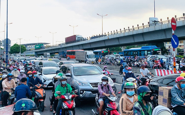 Trong khi đó, trên Xa lộ Hà Nội, hướng từ trung tâm về thành phố Thủ Đức, khá đông xe cộ xếp hàng nối dài.