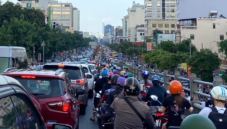 Các tuyến đường ra vào cửa ngõ TP Hồ Chí Minh ùn tắc nghiêm trọng khi người dân bắt đầu về quê nghỉ lễ 30/4 và 1/5.