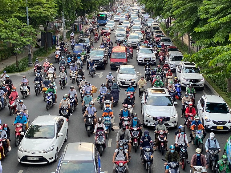 Chiều ngày 29/4, người dân sinh sống và làm việc tại TP Hồ Chí Minh bắt đầu đổ ra bến xe, nhà ga, sân bay... để về quê nghỉ lễ.