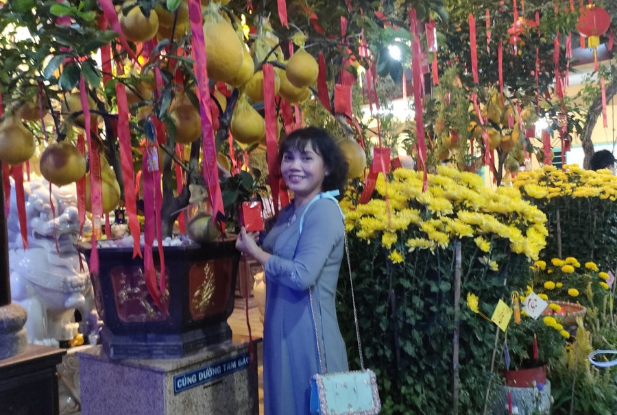 Sau khi lễ chùa, nhiều người dân không quên &quot;check in&quot; những khu vực mang màu sắc Tết trong chùa.