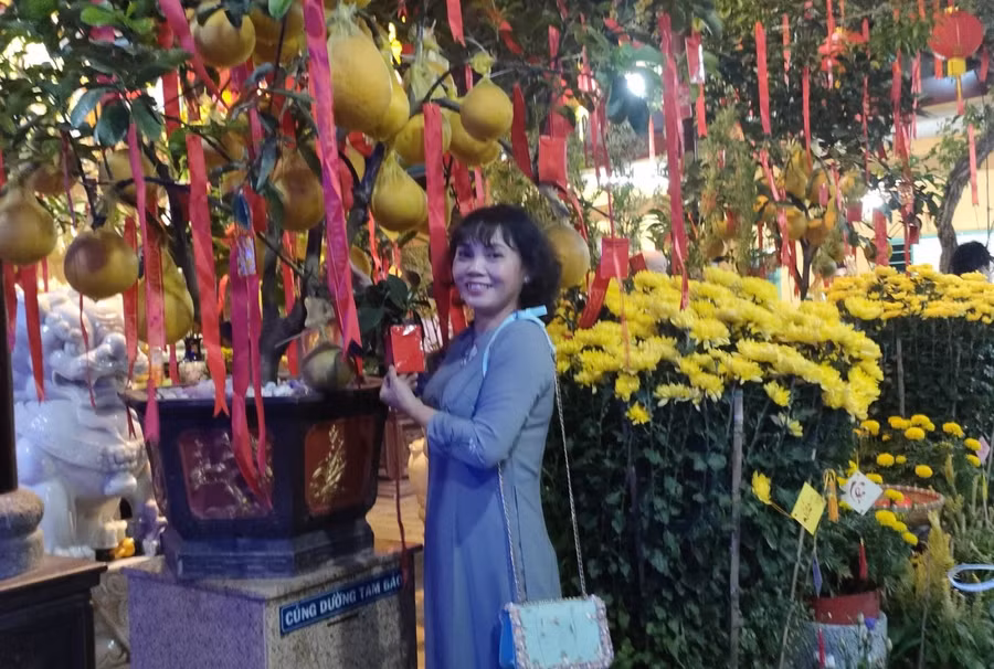 Sau khi lễ chùa, nhiều người dân không quên "check in" những khu vực mang màu sắc Tết trong chùa.