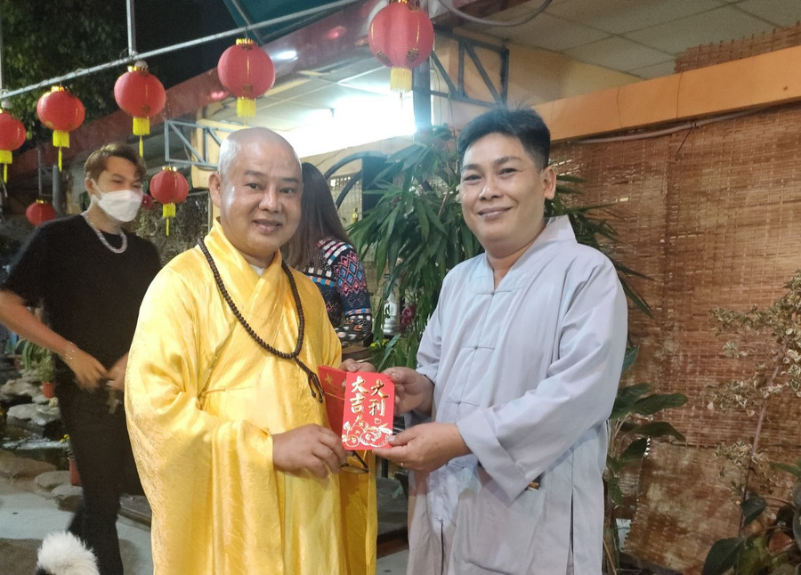 Người dân đi lễ chùa còn nhận lì xì lộc xuân đầu năm của các sư thầy.