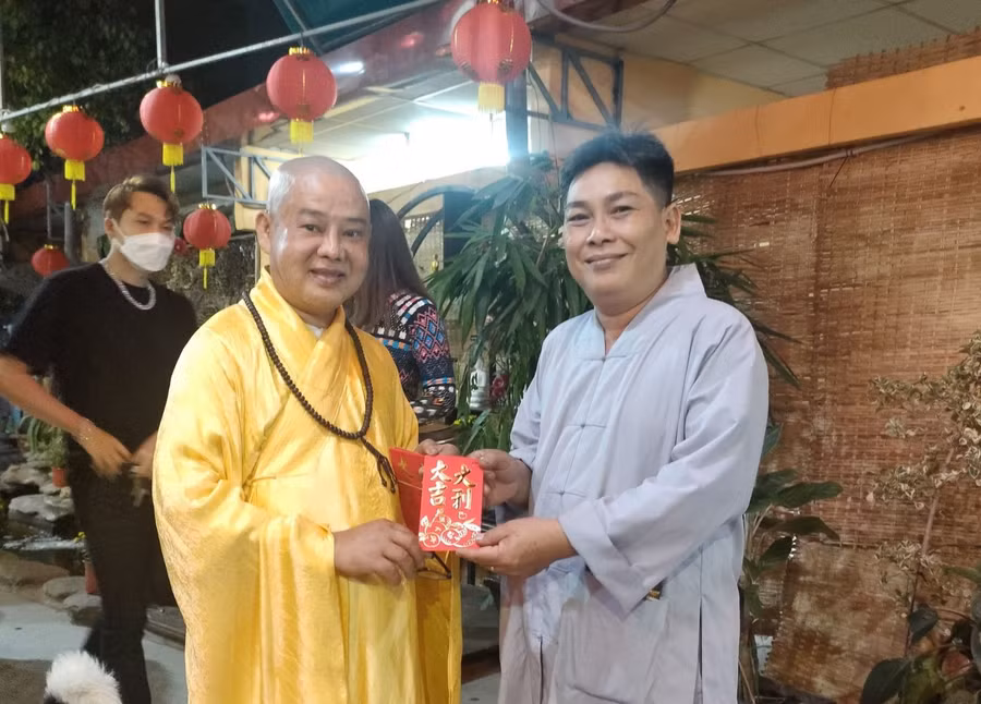 Người dân đi lễ chùa còn nhận lì xì lộc xuân đầu năm của các sư thầy.