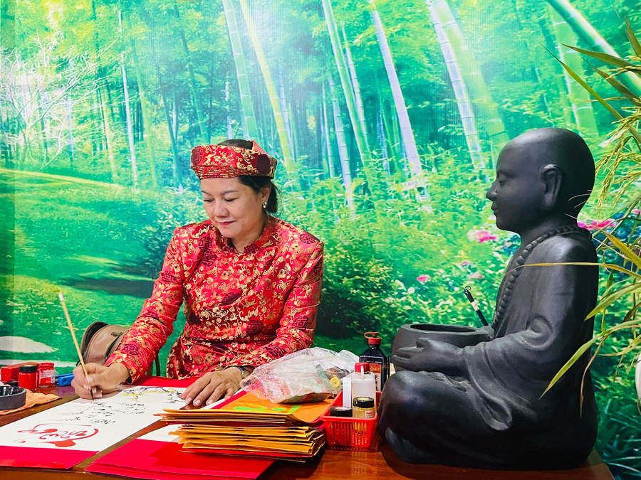 Nhiều nhà chùa còn bố trí những ông đồ, bà đồ viết chữ thư pháp tặng cho người dân đi lễ chùa đầu năm.