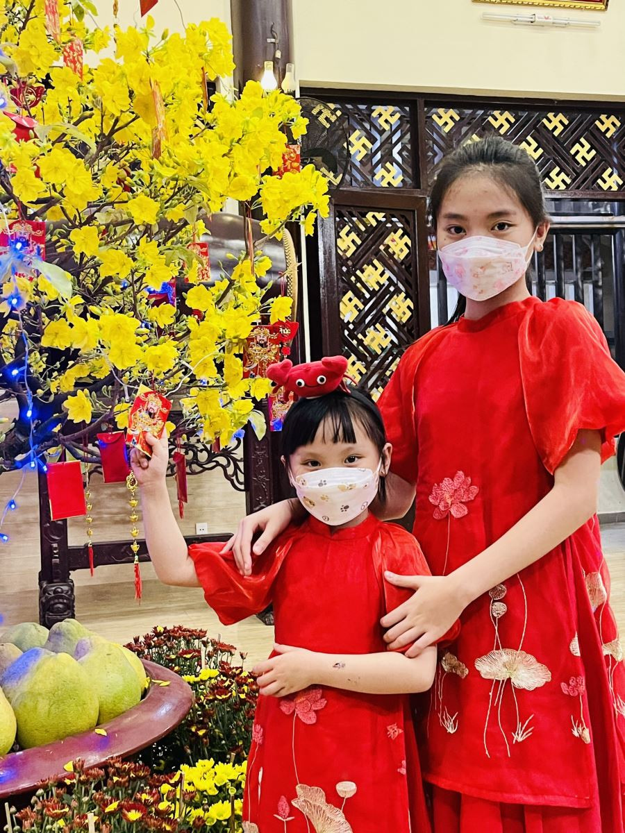 Các em bé theo cha mẹ đi lễ chùa cũng rất tuân thủ quy định đeo khẩu trang phòng dịch.