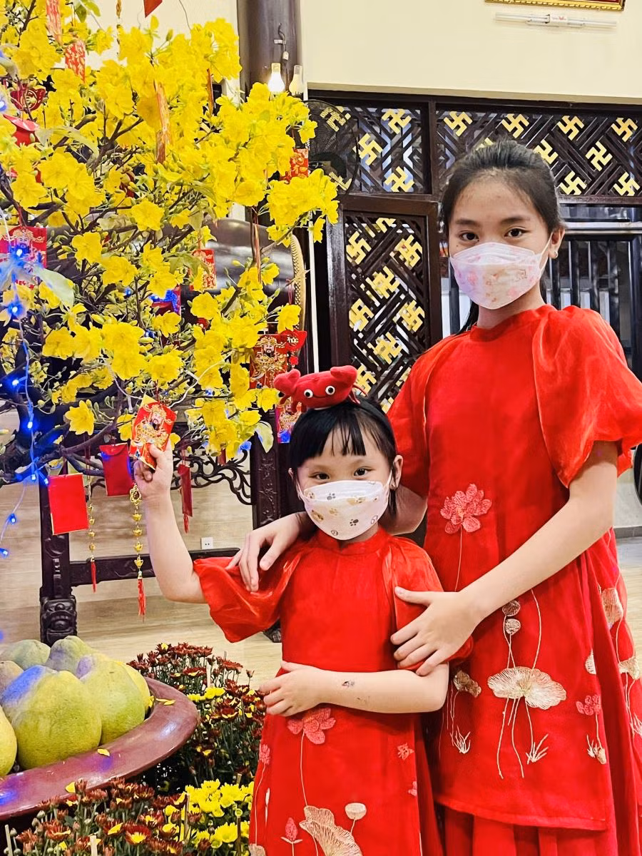 Các em bé theo cha mẹ đi lễ chùa cũng rất tuân thủ quy định đeo khẩu trang phòng dịch.