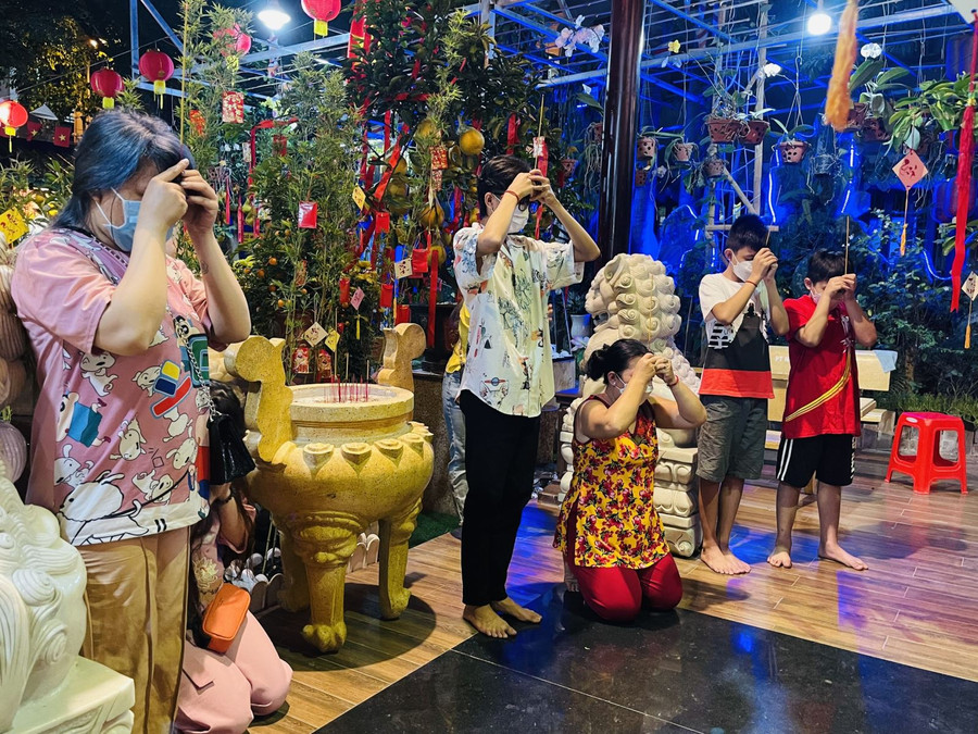 Người xưa quan niệm, vào dịp Tết hay đầu năm mới, nên đi lễ chùa cầu may, cầu xin đức Phật từ bi hỉ xả phù hộ cho gia đình, bạn bè, cho những người thân yêu một năm đủ đầy, hạnh phúc và gặp nhiều may mắn...