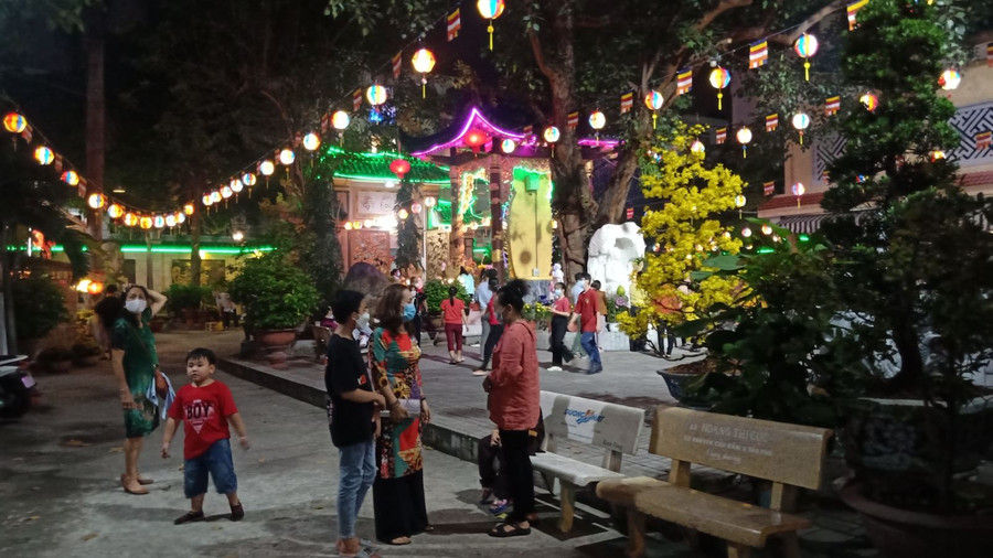 Nhiều người dân TP Hồ Chí Minh còn có thói quen đi lễ chùa sau khi đón giao thừa.