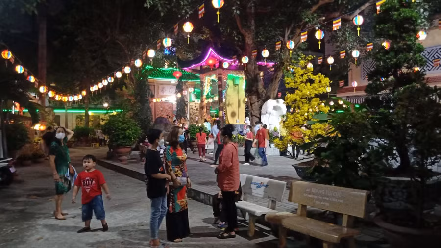 Nhiều người dân TP Hồ Chí Minh còn có thói quen đi lễ chùa sau khi đón giao thừa.