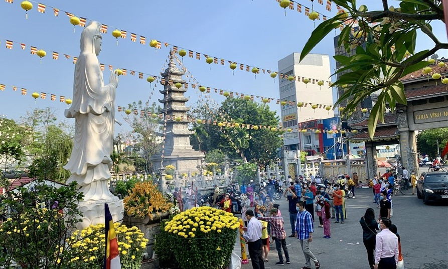 Tại chùa Vĩnh Nghiêm, Quận 3, người dân đi lễ chùa luôn tuân thủ quy định phòng dịch.