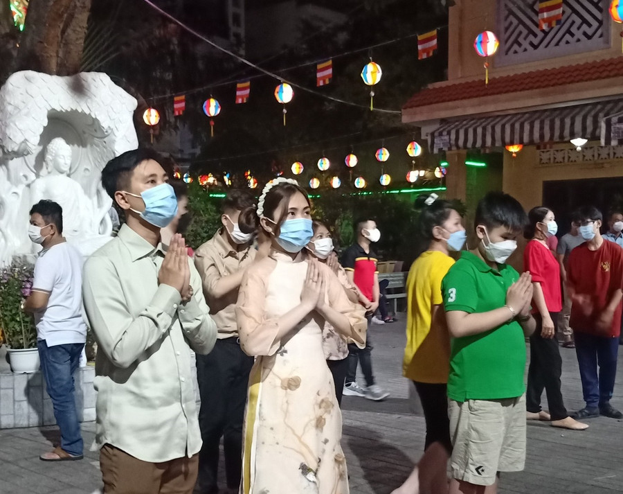 Khi đến cửa Phật, được vào dòng người hành lễ, ai ai cũng cảm nhận được sự giao hòa của trời - đất. Mùi khói nhang, sắc màu rực rỡ của đèn, hoa cùng với không gian thanh tịnh của chốn linh thiêng sẽ làm cho lòng người trở nên nhẹ nhàng, thanh thản.