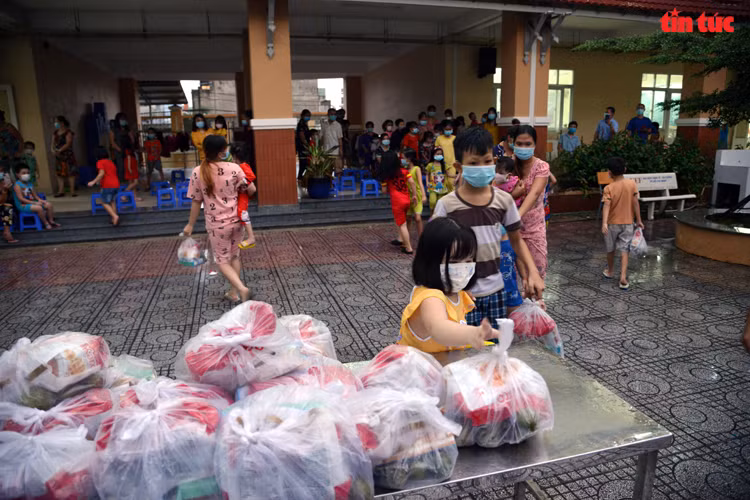 Các em thiếu nhi đang điều trị COVID-19 trong khu cách ly Bình Chiểu, thành phố Thủ Đức nhận quà Tết Trung Thu sớm.