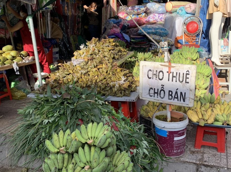 Các loại bánh ú nước tro, bánh ít, chè trôi nước… đang được bày bán tại các chợ.