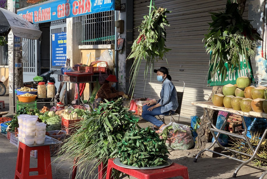 Các mặt hàng phục vụ thị trường Tết Đoan Ngọ khá phong phú, đa dạng, những vắng người mua.