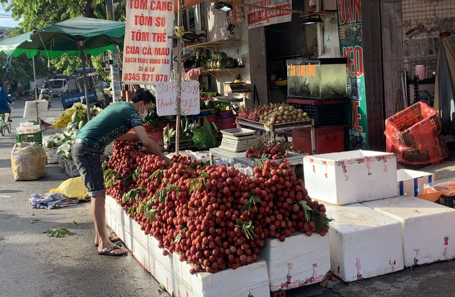 Tại TP Hồ Chí Minh, mặt hàng vải thiều Bắc Giang được bày bán khá nhiều nhưng cũng vắng người mua do người dân đang thắt chặt chi tiêu trong mùa dịch bệnh.