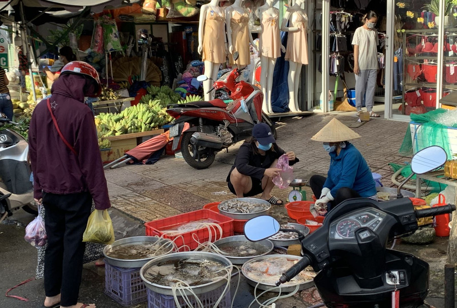 Các mặt hàng thủy hải sản cũng không đông khách mua hàng vì TP Hồ Chí Minh đang thực hiện giãn cách xã hội để phòng dịch.