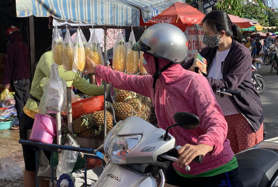 Nhiều người dân tranh thủ đi chợ sớm trong ngày Tết Đoan Ngọ và cả người bán, người mua đều tuân thủ nguyên tắc đeo khẩu trang phòng dịch.