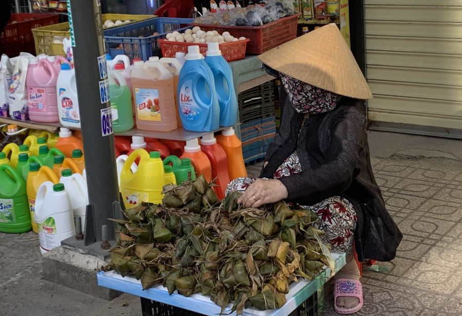 Mỗi dịp đến Tết Đoan Ngọ, bên cạnh các hoa quả rượu nếp, mâm cúng của người TP Hồ Chí Minh còn có một sản vật không thể thiếu đó là bánh ú tro. Loại bánh này được bày bán khá nhiều tại các chợ truyền thống với giá từ 50.000 -150.000 đồng/chục tùy loại nhân.