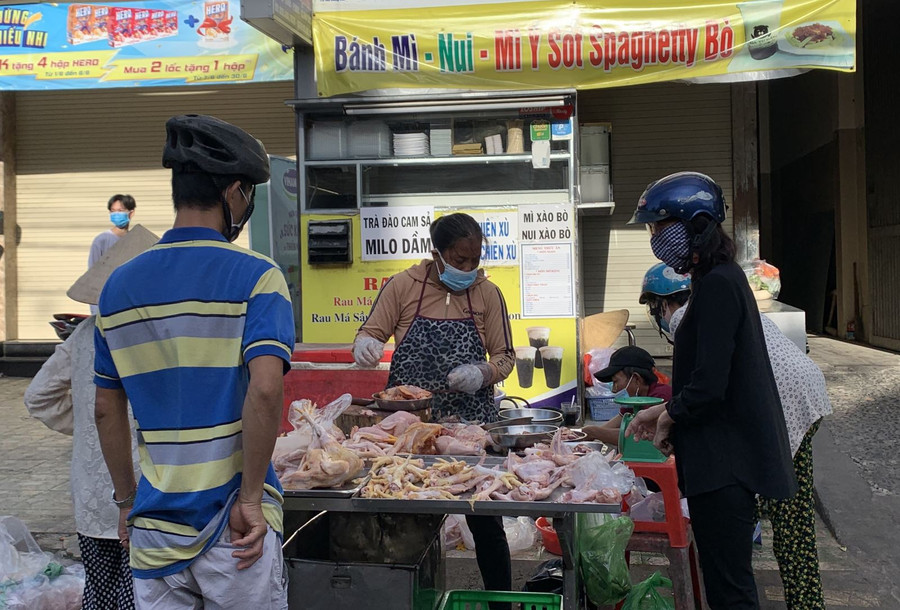 Các sạp thịt chỉ bán đông hơn ngày thường nhưng không tăng đột biến.