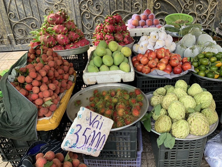 Theo các tiểu thương, tình hình mua bán dịp Tết Đoan Ngọ năm nay khá chậm. Do dịch bệnh, người dân hạn chế chi tiêu, thắt chặt mua sắm vì người lao động đang bị nghỉ việc tạm thời, nghỉ việc luân phiên, dẫn đến thu nhập giảm.