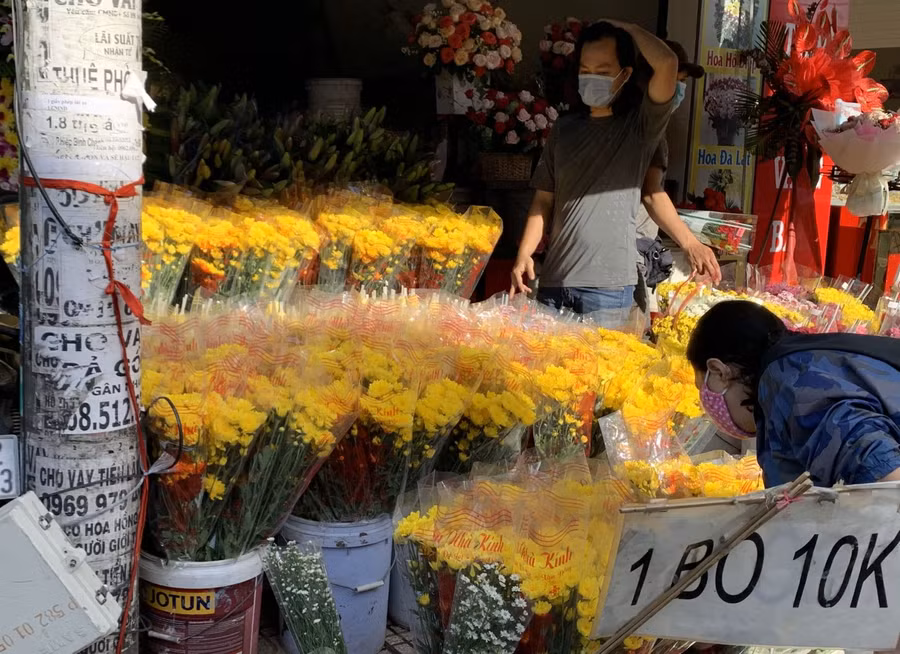 Các mặt hàng hoa tươi giá tại TP Hồ Chí Minh chỉ tăng nhẹ do nguồn cung hoa từ các tỉnh về TP Hồ Chí Minh giảm mạnh do tác động của dịch bệnh.