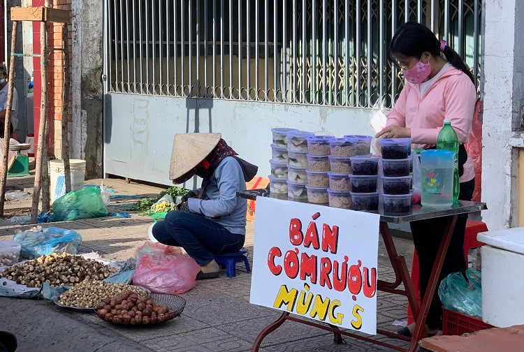 Theo quan niệm dân gian, Tết Đoan Ngọ (5/5 Âm lịch) là ngày Tết &quot;giết sâu bọ&quot;. Tết Đoan Ngọ có tập tục ăn rượu nếp (cho sâu bọ trong người say) và sau đó ăn quả chua chát (để giệt sâu bọ chết). Chính vì vậy, cơm rượu nếp, bánh ú tro và các loại hoa quả... là những lễ vật không thể thiếu trong ngày này.